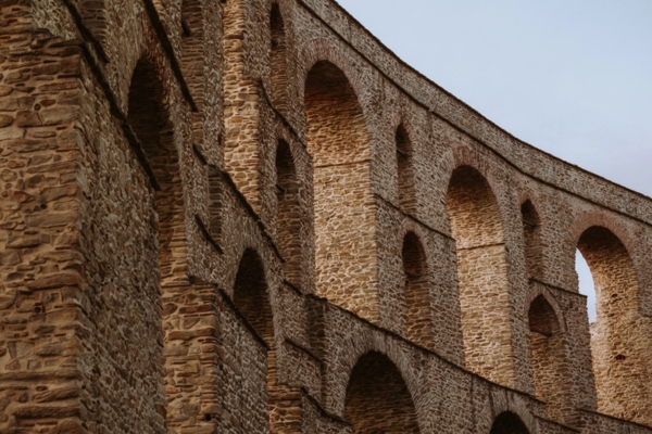 image of a roman aqueduct which helped to help lower indoor temperatures in the ancient times